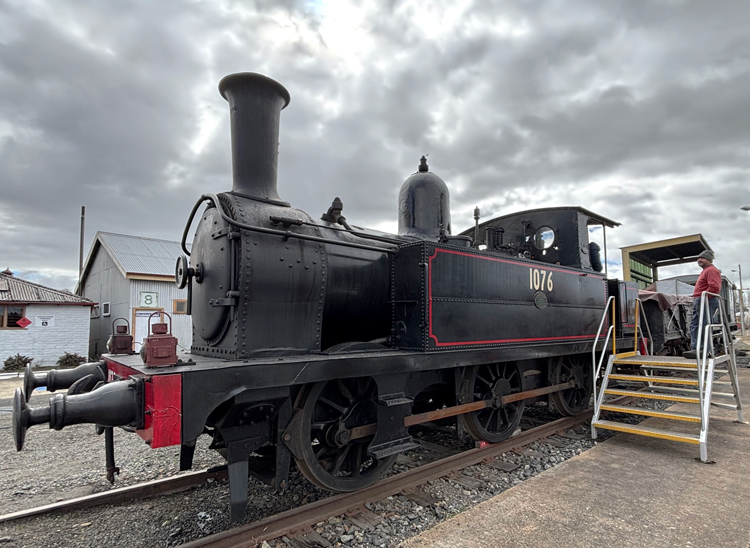 A train on the tracks
AI-generated content may be incorrect.