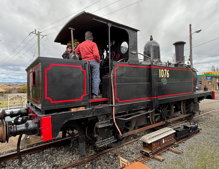 A train on the tracks
AI-generated content may be incorrect.