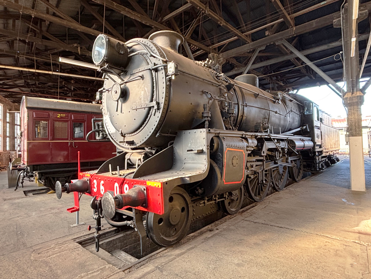A train in a building

AI-generated content may be incorrect.