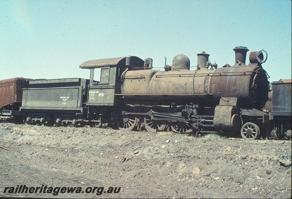 A train on the tracks
Description automatically generated