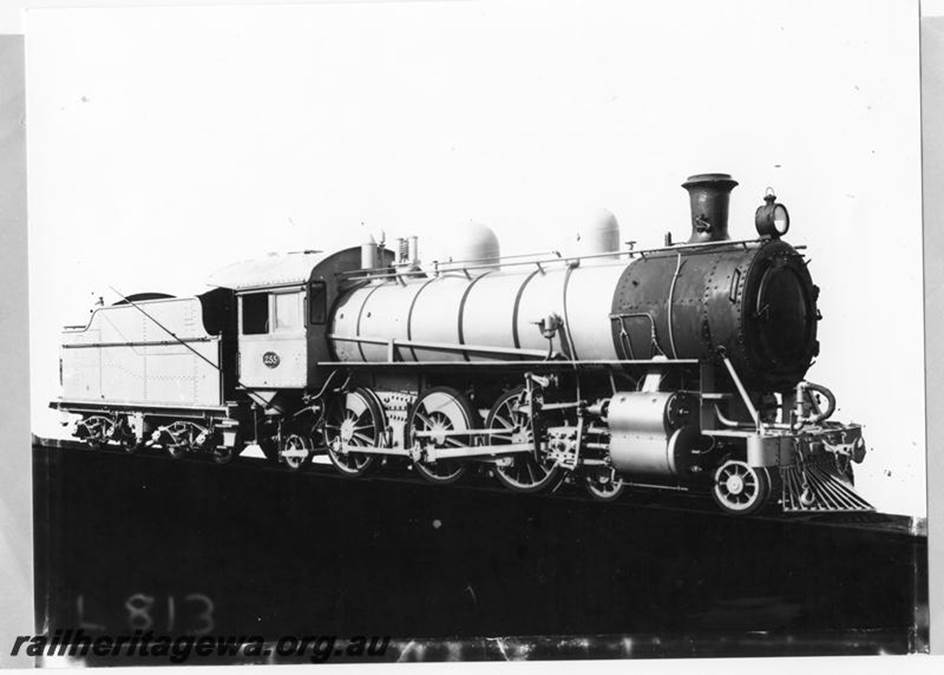 A train on the tracks
Description automatically generated