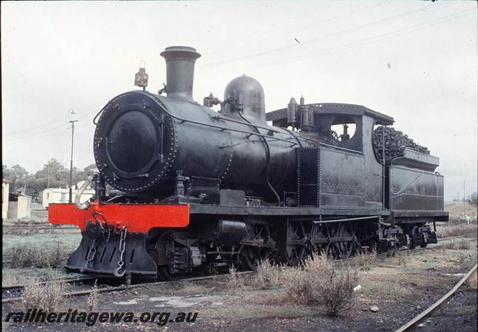 A train on the railway tracks
Description automatically generated with medium confidence