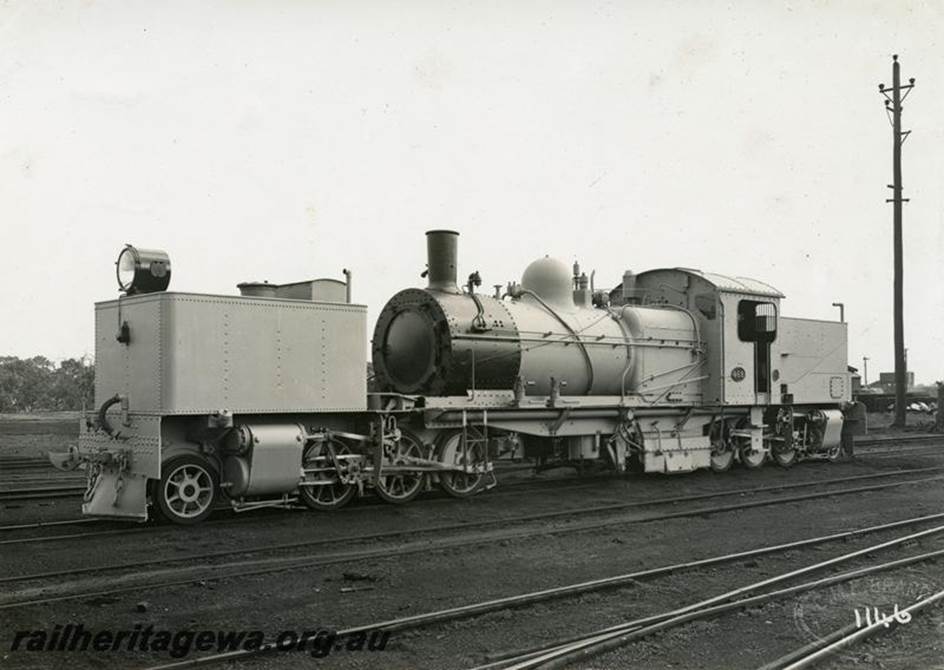 A train on the railway tracks
Description automatically generated with medium confidence